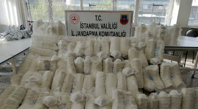 ضبط الآلاف من “الكمامات” في مدينة إسطنبول أنتجت دون إذن رسمي
