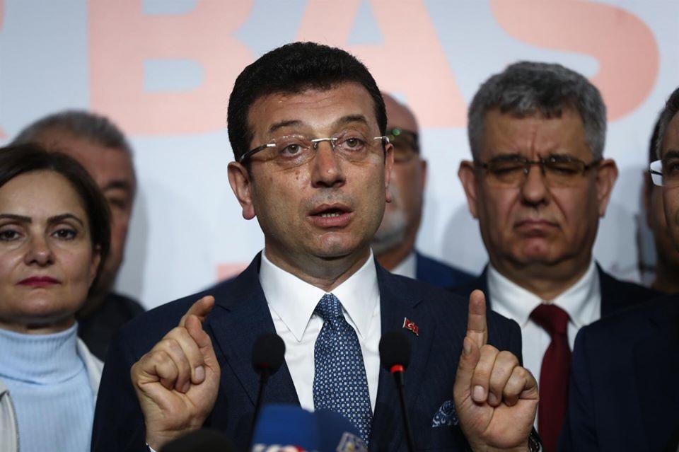 رئيس بلدية إسطنبول يؤكد ضرورة فرض حظر التجول أسبوعاً كاملاً