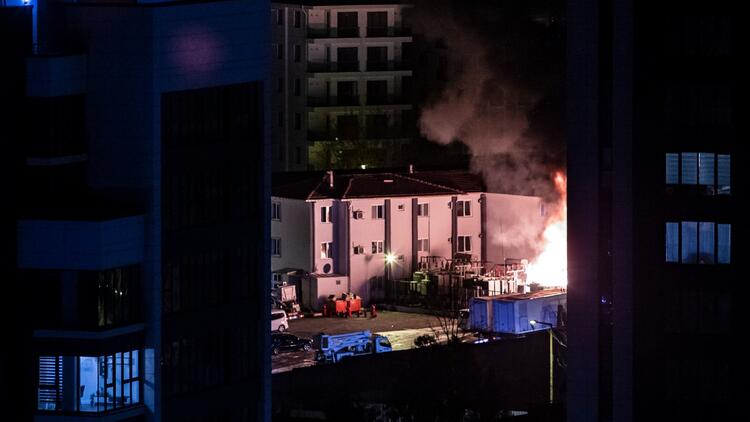 حريق كبير في إسطنبول جراء انفجار محول بمحطة للكهرباء