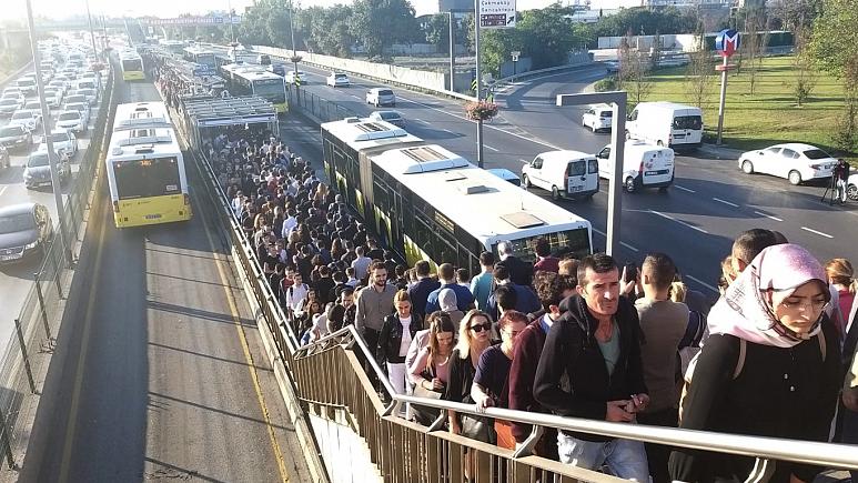 اتهامات شعبية تلاحق “بلدية إسطنبول” بسبب “مشاهد خطيرة” في وسائل النقل العامة
