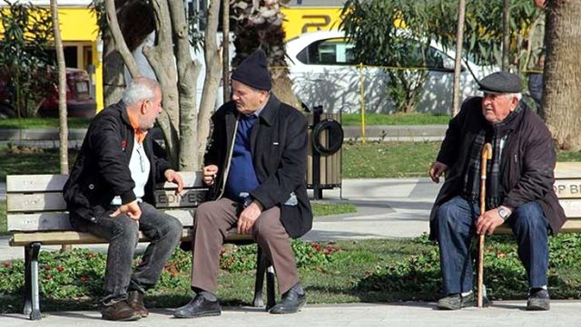 الحكومة التركية تعتزم إعادة تقييم حظر التجول على كبار السن