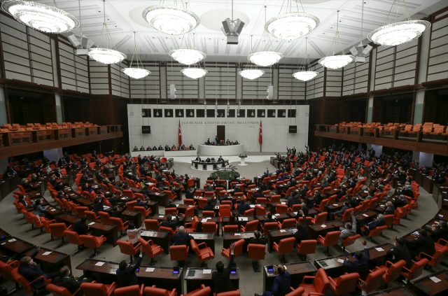 للحد من تفشي كورونا. البرلمان التركي يقر قانوناً يتيج الإفراج عن سجناء
