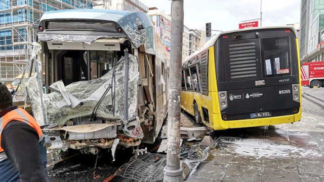 إصابة شخصين في اصطدام “ترامفاي” بحافلة نقل داخلي في إسطنبول (فيديو)