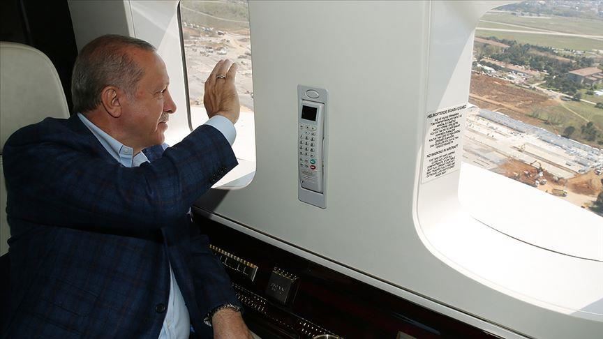 أردوغان يتفقد من الجو مستشفيات قيد الإنشاء بإسطنبول (فيديو)