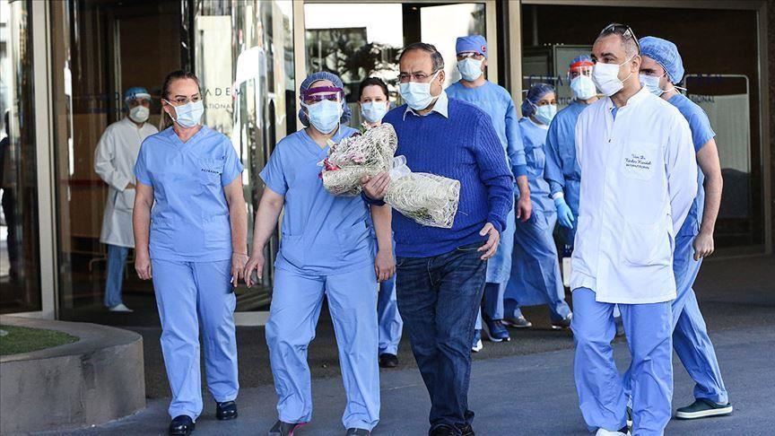 رقص مع الأطباء.. مسن تركي يودع المستشفى و”كورونا”