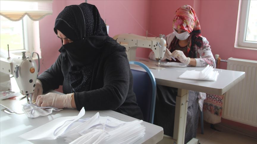 سيدات تركيّات وسوريّات يتعاونّ لإنتاج كمامات طبية لدعم مكافحة كورونا