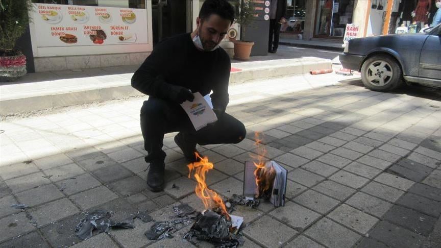صاحب مطعم تركي يحرق دفاتر ديونه دعما لـ”حملة كورونا”