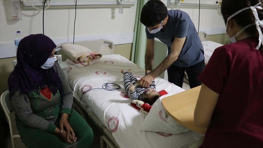 استجابة لنداء أمه.. أطباء أتراك يبدؤون رحلة علاج رضيع سوري