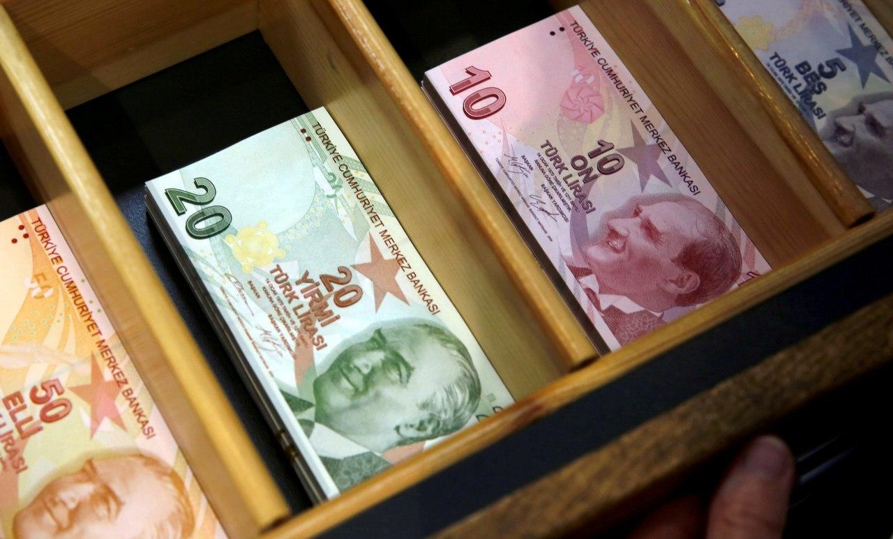 لماذا تحسن سعر الليرة التركية الإثنين بعد هبوط قياسي؟