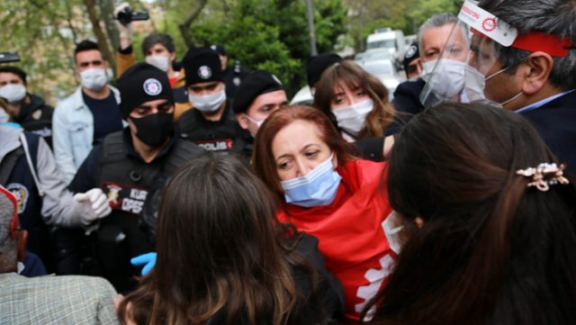 شرطة إسطنبول تعتقل 15 شخصاً لإصرارهم على الاحتفال بـ “عيد العمال”