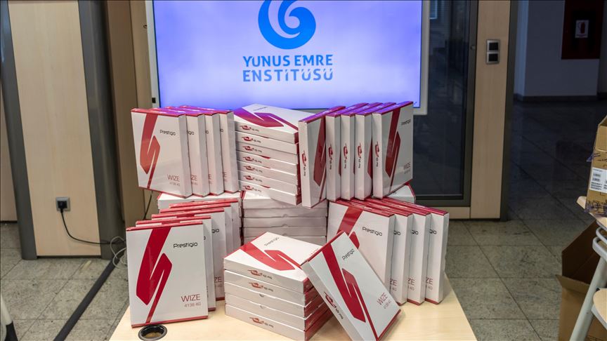 سراييفو.. تركيا تقدم 100 جهاز إلكتروني لطلاب بوسنيين