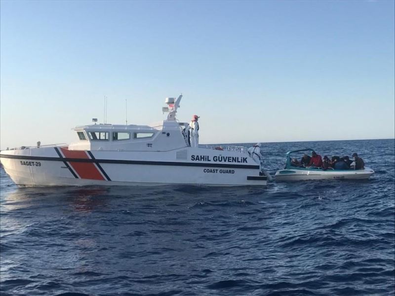 خفر السواحل التركي ينقذ عشرات المهاجرين بعد غرق قاربهم قبالة “بالكسير”