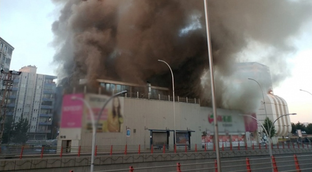حريق واسع في مركز تسوق كبير بولاية باطمان يؤدي لخسائر مادية جسيمة