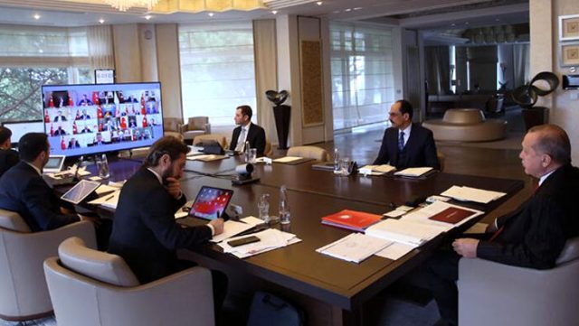 للمرة الأولى منذ أشهر..أردوغان يلتقي بأعضاء حكومته وجهاً لوجه لمناقشة تطورات كورونا