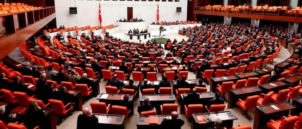 توتر في “البرلمان التركي” بسبب فصل ثلاثة نواب ورفع الحصانة عنهم