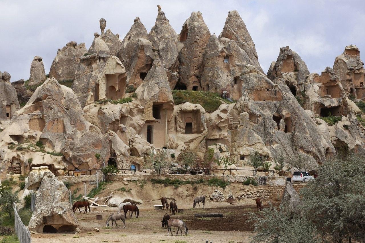 مدينة “كبادوكيا” التاريخية وسط تركيا تعيد فتح أبوابها للزوار