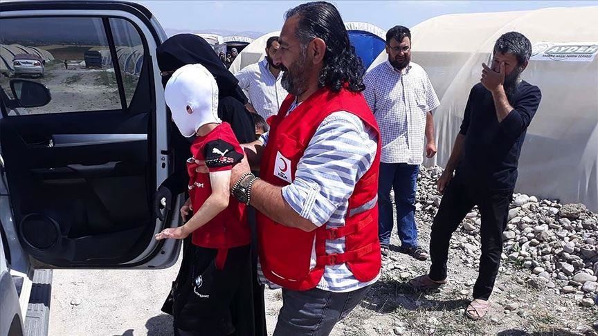 “الهلال الأحمر التركي” يجلب طفلاً سورياً من ريف حلب لمعالجة حروقه