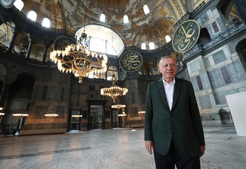 أردوغان يتفقد “آيا صوفيا” قبل فتحه للعبادة الجمعة القادم (صور)