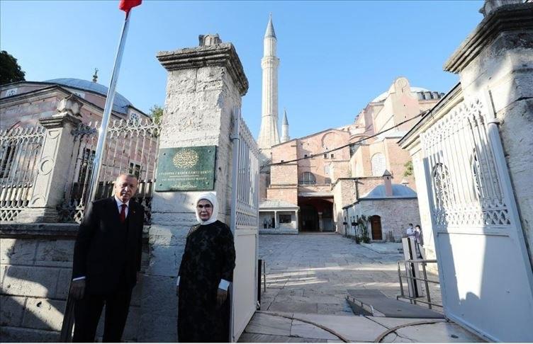 كتبت بالعربية والتركية.. أردوغان يزيح الستار عن لوحة “آيا صوفيا كبير” (صورة)