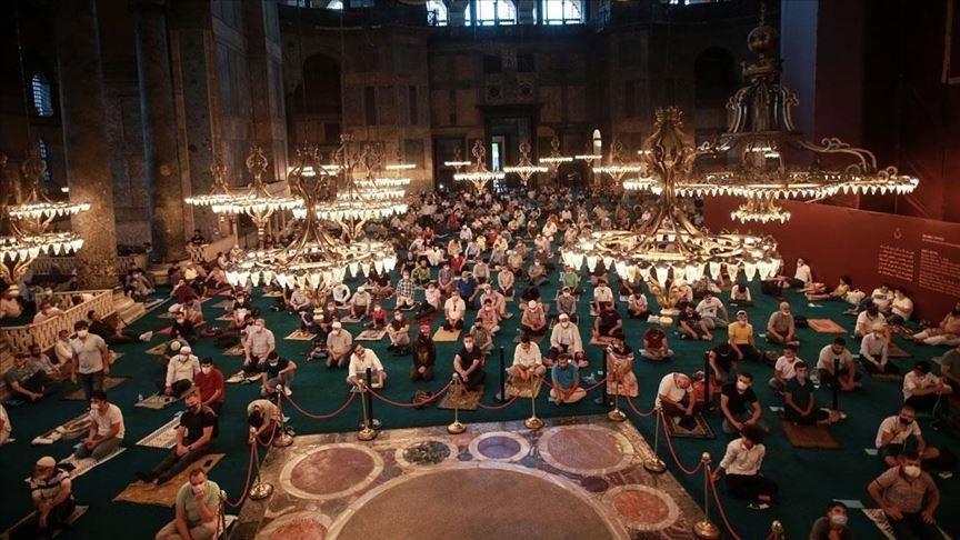 الآلاف يؤدون صلاة العيد في “آيا صوفيا” للمرة الأولى منذ 86 عاماً