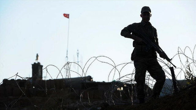 عنصر من “قسد” يسلم نفسه لقوات الأمن التركي عند الحدود مع سوريا