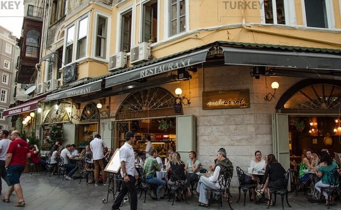 الداخلية التركية ترفع قيود ساعات العمل المفروضة على المطاعم والمقاهي