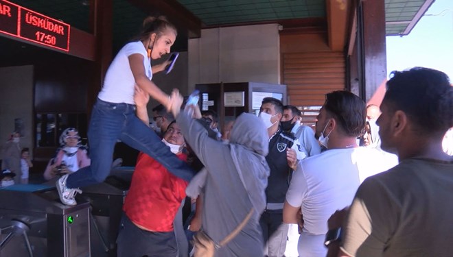شاهد.. امرأة إيغورية تتعرض لـ”اعتداء عنصري” ونيابة اسطنبول تطلق تحقيقاً