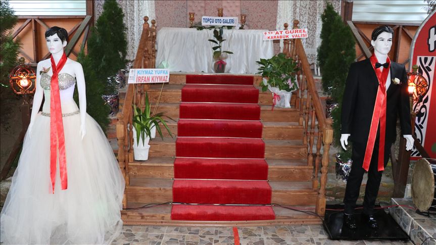 صالة أفراح تركية تبتكر طريقة مميزة للتباعد الاجتماعي في الأعراس