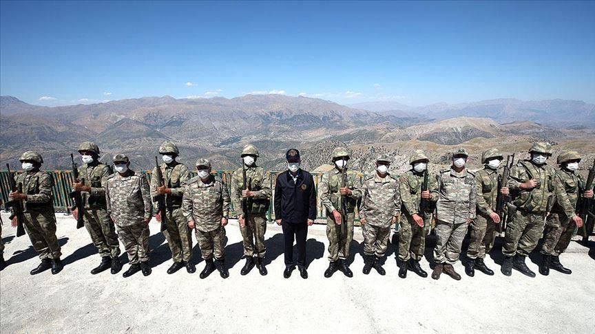 وزير الدفاع التركي يتفقد الوحدات العسكرية الحدودية مع العراق
