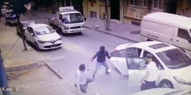 على طريقة الأفلام السينمائية.. عصابة تسرق صائغاً في وضح النهار بإسطنبول (فيديو)