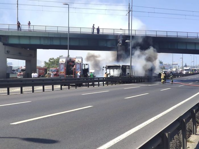 النيران تشعل حافلة “ميتروبوس” بمدينة إسطنبول وثير هلعاً بين الركاب (فيديو)