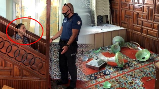 الشرطة التركية تتدخل لإخراج شابة اقتحمت مسجداً في “بورصة”.. هذا ما فعلته (صور)