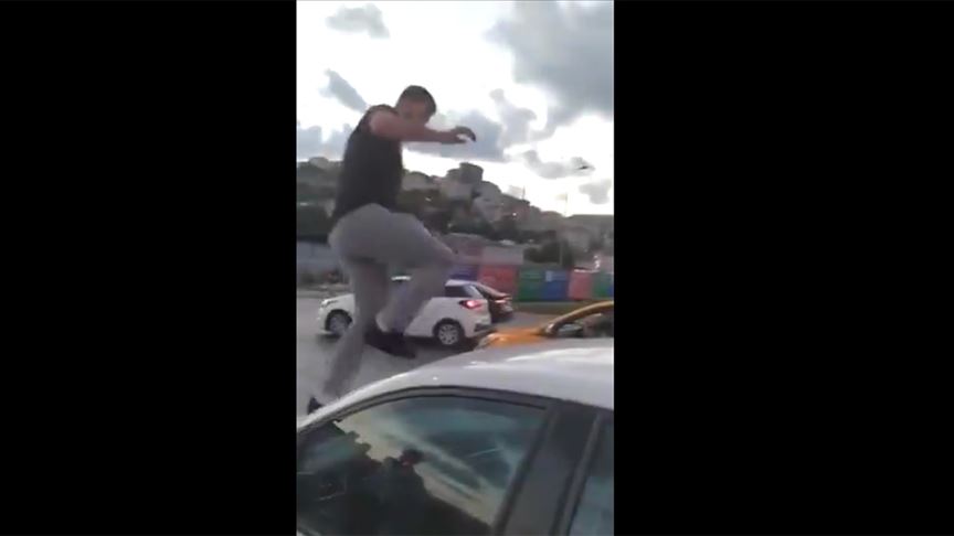 شرطة إسطنبول تعتقل مواطناً نهجم على شابة وحطم زجاج سيارتها لسبب غريب ! (فيديو)