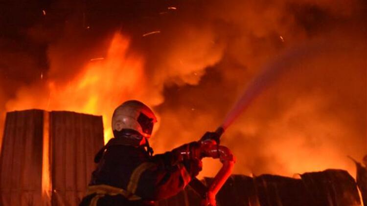 خسائر مادية جسيمة جراء حريق في مصنع بولاية أضنة