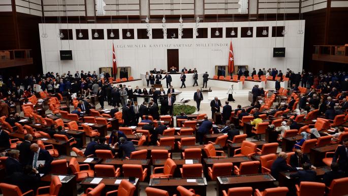 البرلمان التركي ينتقد إغلاق دول أوروبية أبوابها بوجه السوريين
