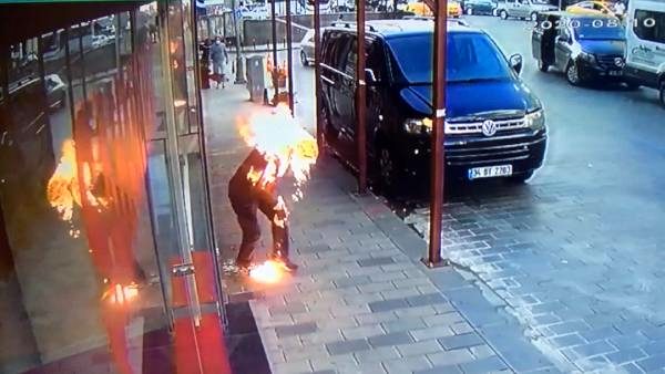 شاب تركي يضرم النار بشقيقه وسط مدينة إسطنبول (صور +فيديو)