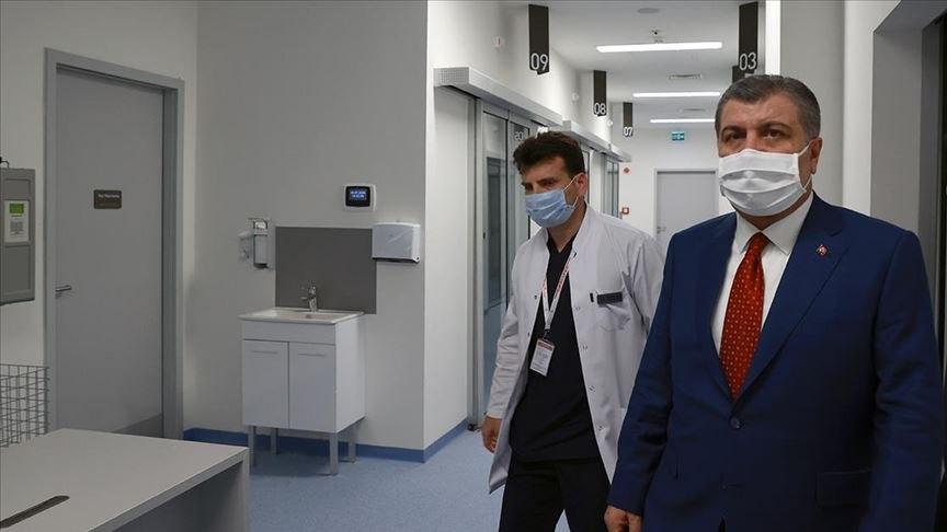 وزير الصحة التركي يقبل تحدي مدير “الصحة العالمية” لارتداء الكمامة