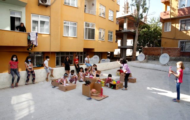 طفلة سورية تنشئ صفّاً لتعليم الأطفال بإسطنبول.. والإعلام التركي يحتفي بها