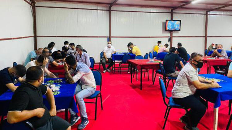 قوات الأمن التركي تداهم وكراً للعب القمار بولاية إزمير وتغرم المقامرين هذا المبلغ