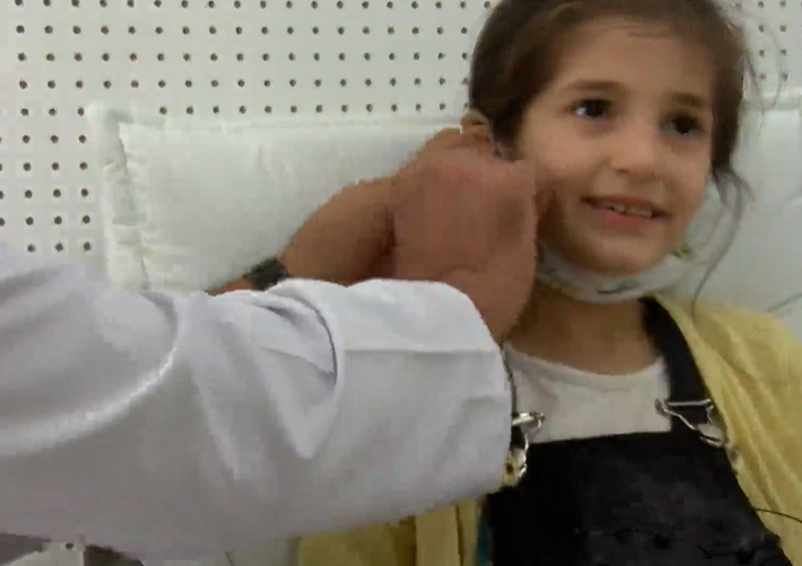 طفلة سورية لاجئة في تركيا تعيش فرحة “سماع الأصوات” لأول مرة (فيديو)