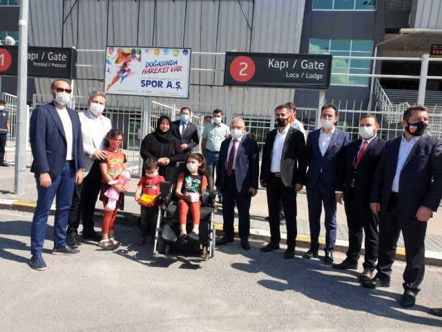 نادي “قيصري سبور” يتبرع بكرسي متحرك كهربائي لطفلة سورية