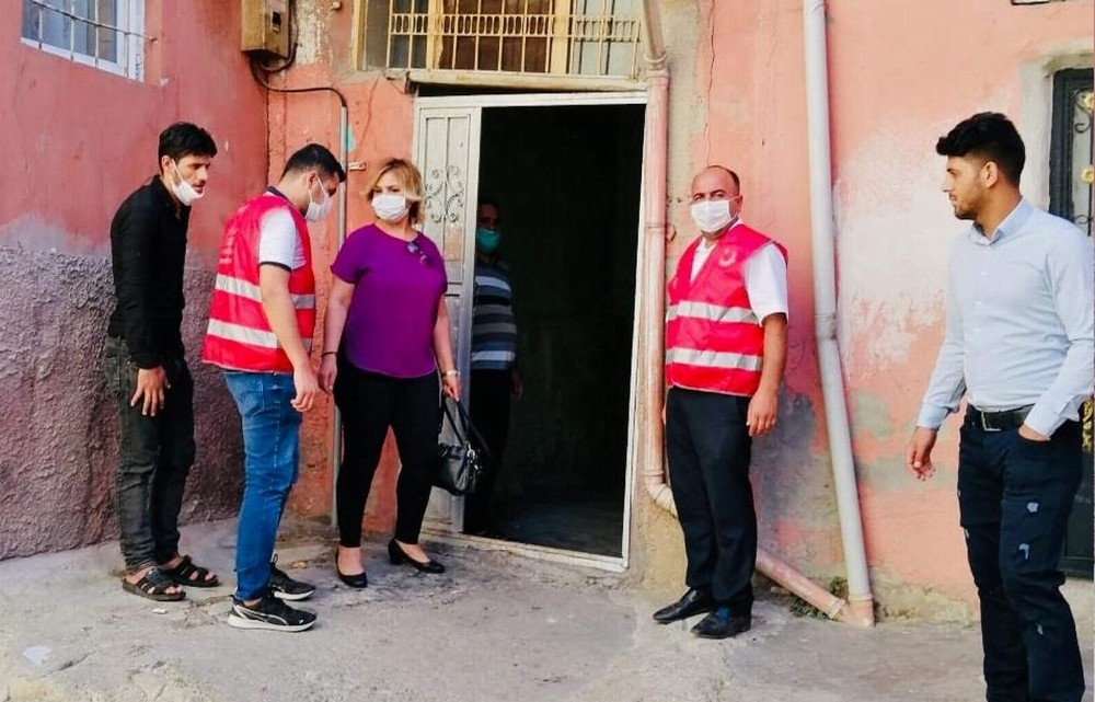 وفد من “الهجرة التركية” يزور منزل عائلة سورية لتقديم واجب العزاء في ولاية “سيرت”