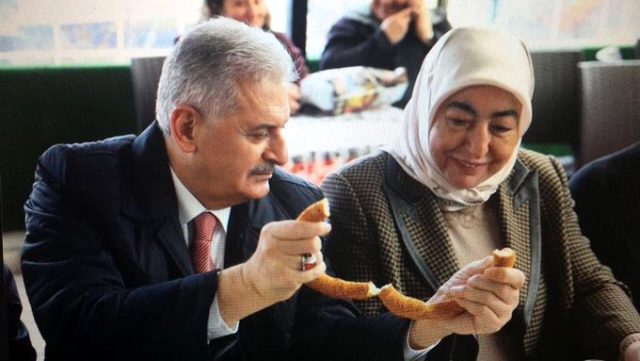 رئيس الوزراء التركي السابق يتعافى وزوجته من الإصابة بفيروس كورونا