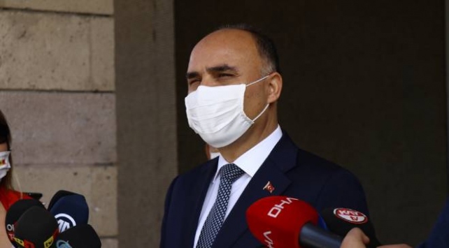 ولاية تركية تفرض غرامة مالية على كل من ينزع كمامته بغرض “التدخين”