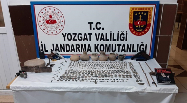 بحوزته مئات القطع الأثرية.. السلطات التركية تقبص على مهرب في ولاية يوزغات