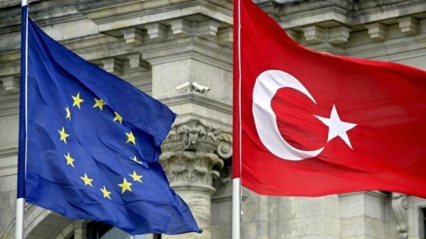 أنقرة اتهمتها بالانحياز.. المفوضية الأوروبية: تركيا أبعد من أي وقت مضى عن الانضمام للاتحاد