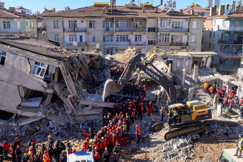 أردوغان يتعهد ببناء “منازل جديدة” للمتضررين من زلزال إزمير