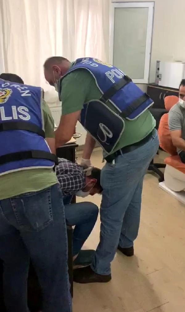 الشرطة التركية تدهم عيادة سنية بإسطنبول وتعتقل طبيبين سوريين.. ما السبب؟