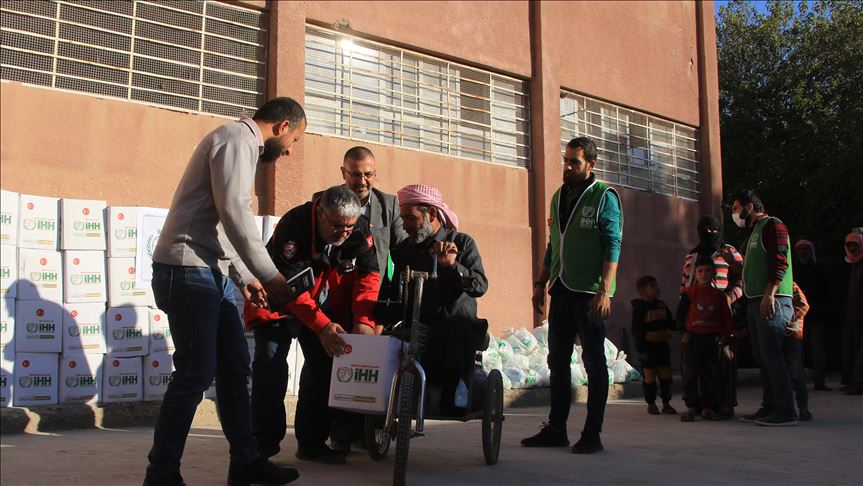 جمعية إغاثية تركية تقدم المساعدات للمحتاجين بمنطقة “نبع السلام” بسوريا