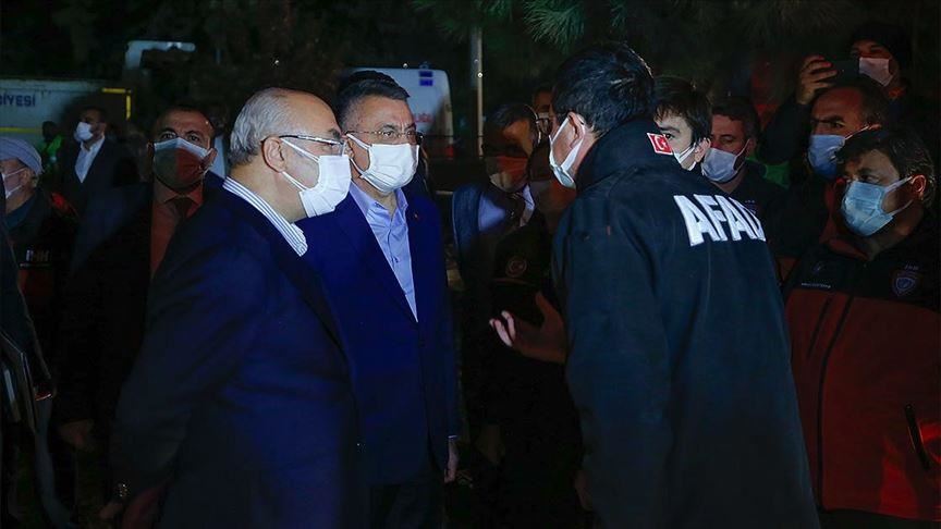 نائب أردوغان يتفقد سير أعمال الإنقاذ في زلزال إزمير